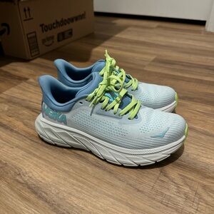 Hoka Arahi 7 Sneakers with Lime Accents
